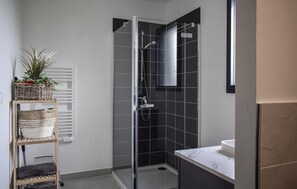 Shower, hair dryer - 1 bedroom lovely apartment in Lantic (Lantic)