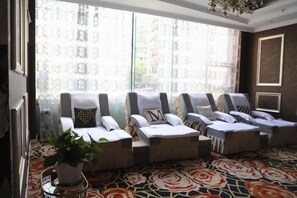 A room with four lounge chairs arranged in a row, a potted plant, and a patterned carpet. - The Sleep Ziihome Hotel (Guiyang)