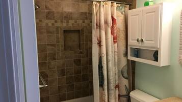 Serviettes fournies, savon, papier toilette