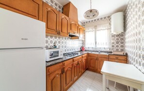 Refrigerador, parrilla de estufa y utensilios de cocina 