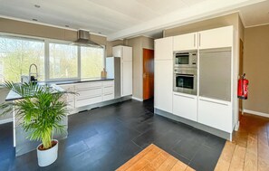 Réfrigérateur, four à micro-ondes, un four, cafetière-théière