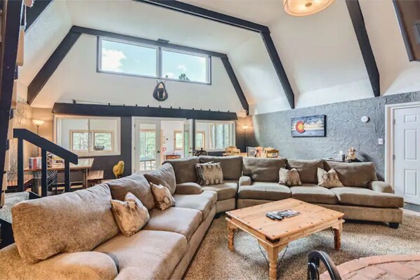 Smart TV, fireplace, ping pong, books