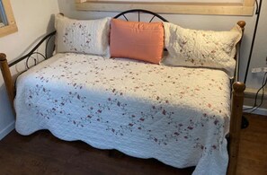4 quartos, escrivaninha, ferros/tábuas de passar roupa, berço de viagem