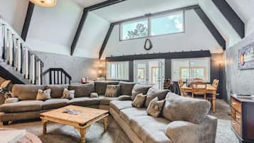 Smart TV, lareira, mesa de pingue-pongue, livros