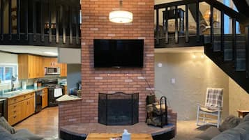 Una Smart TV, una chimenea, una mesa de tenis de mesa, libros