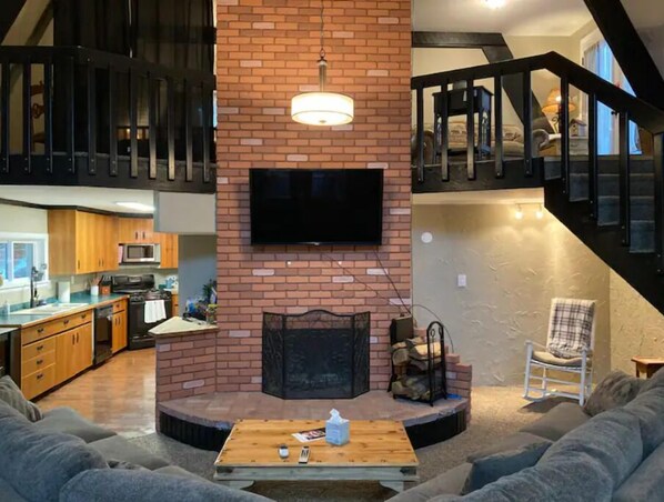 Smart-TV, Kamin, Tischtennisplatte, Bücher