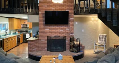 Cabin in the Woods with Hot Tub, Incredible Views, Fireplace, Foosball, Fire Pit