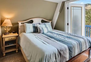 4 bedrooms, desk, iron/ironing board, travel crib