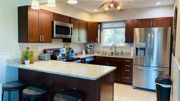 Een koelkast, een magnetron, een oven, een vaatwasser