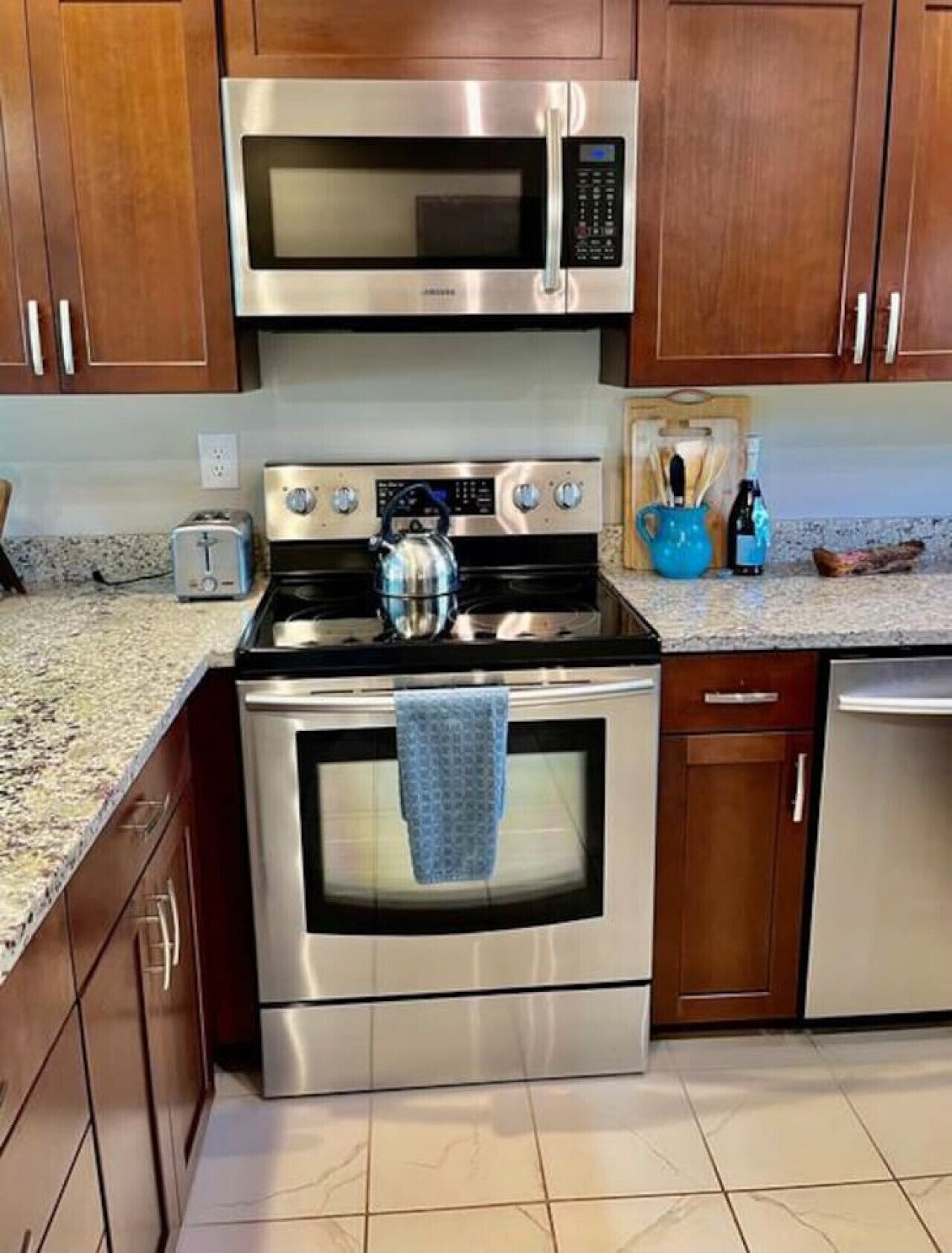 雪櫃、微波爐、焗爐、洗碗機