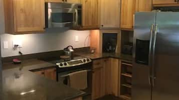 Geladeira, micro-ondas, fogão, cooktop