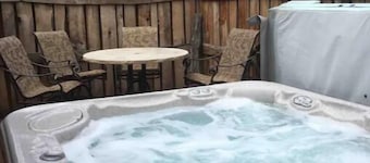 Perfect Location! Perfect House! Hot Tub, Fire Pits, Rec Room, Bikes, Family Fun
