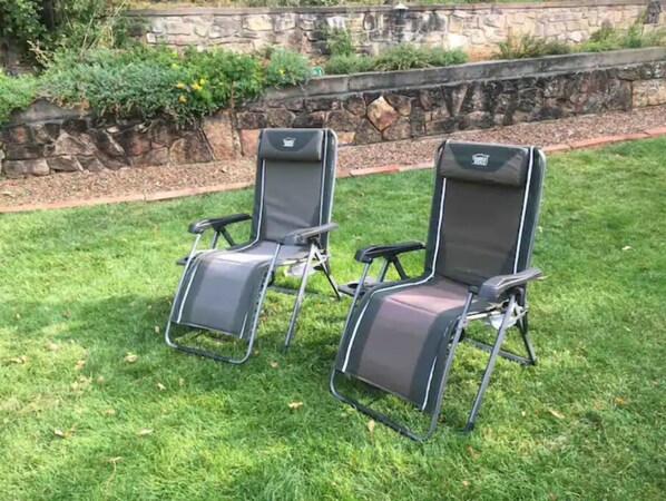 Property grounds - Perfect Location! Perfect House! Hot Tub, Fire Pits, Rec Room, Bikes, Family Fun (Colorado Springs)