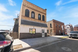 Exterior - Spacious Studio Apartment centrally located in Duluth, MN. Experience ease and accessibility. (Duluth)