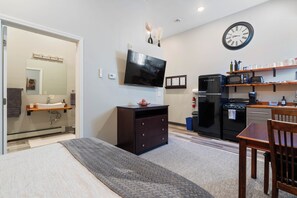1 bedroom, iron/ironing board, free WiFi, bed sheets - Spacious Studio Apartment centrally located in Duluth, MN. Experience ease and accessibility. (Duluth)