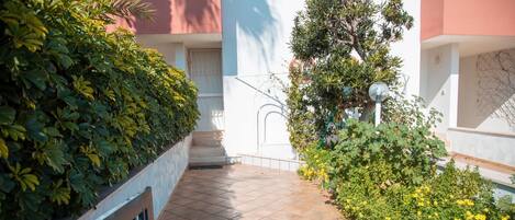 المنطقة المحيطة بالمنشأة