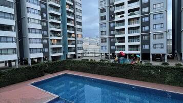 Una piscina al aire libre