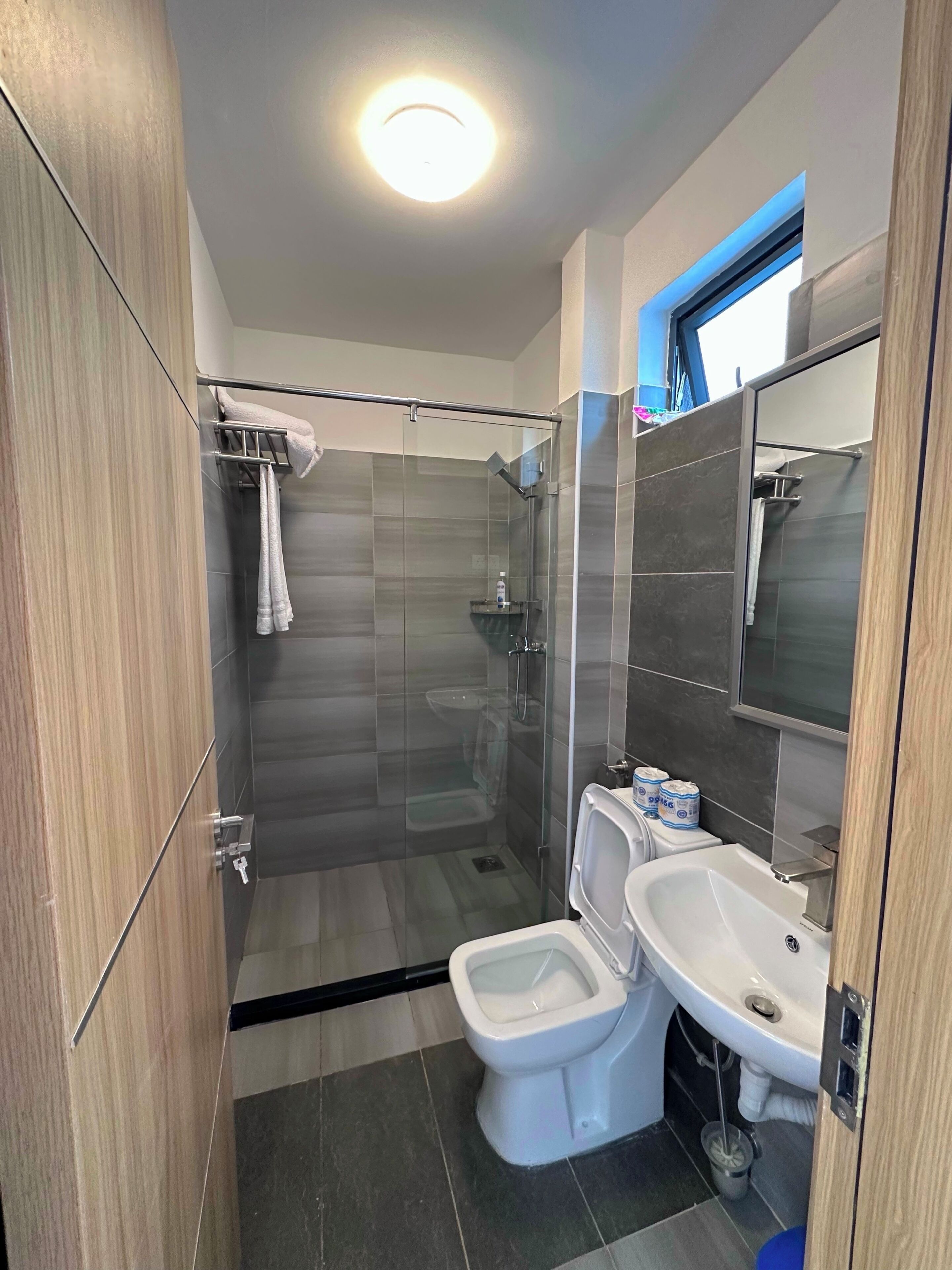 Ein modernes Badezimmer mit Duschkabine, Toilette und Waschbecken.
