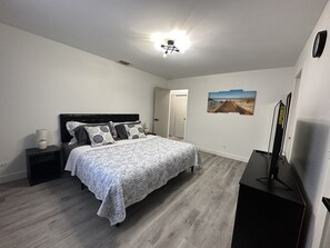 2 Schlafzimmer, Schreibtisch, Bügeleisen/Bügelbrett, Reisekinderbett