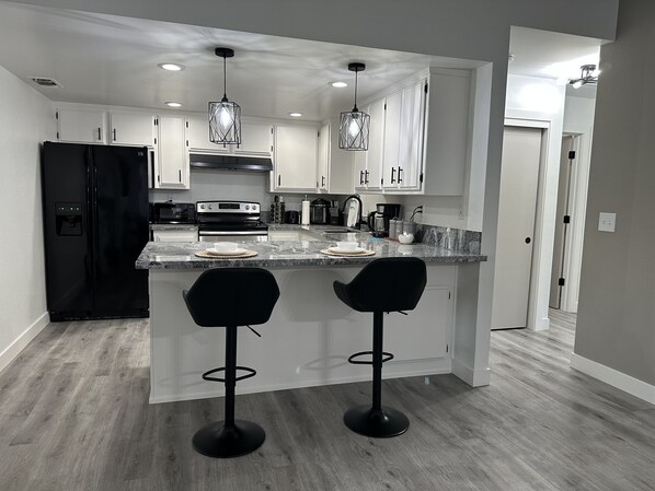 Refrigerador, microondas, horno y parrilla de estufa 