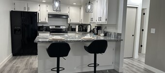 Cozy Getaway with King bed & 70inTV