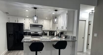 Cozy Getaway with King bed & 70inTV