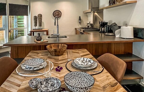 Kjøleskap, ovn, kokeplater og oppvaskmaskin