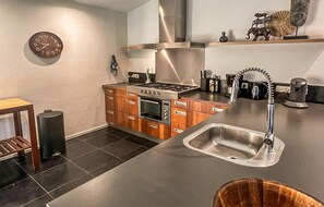 Kjøleskap, ovn, kokeplater og oppvaskmaskin