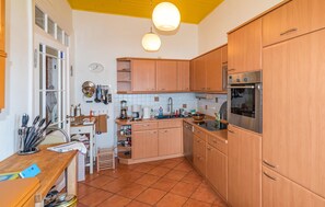 Kühlschrank, Mikrowelle, Herdplatte, Geschirrspüler