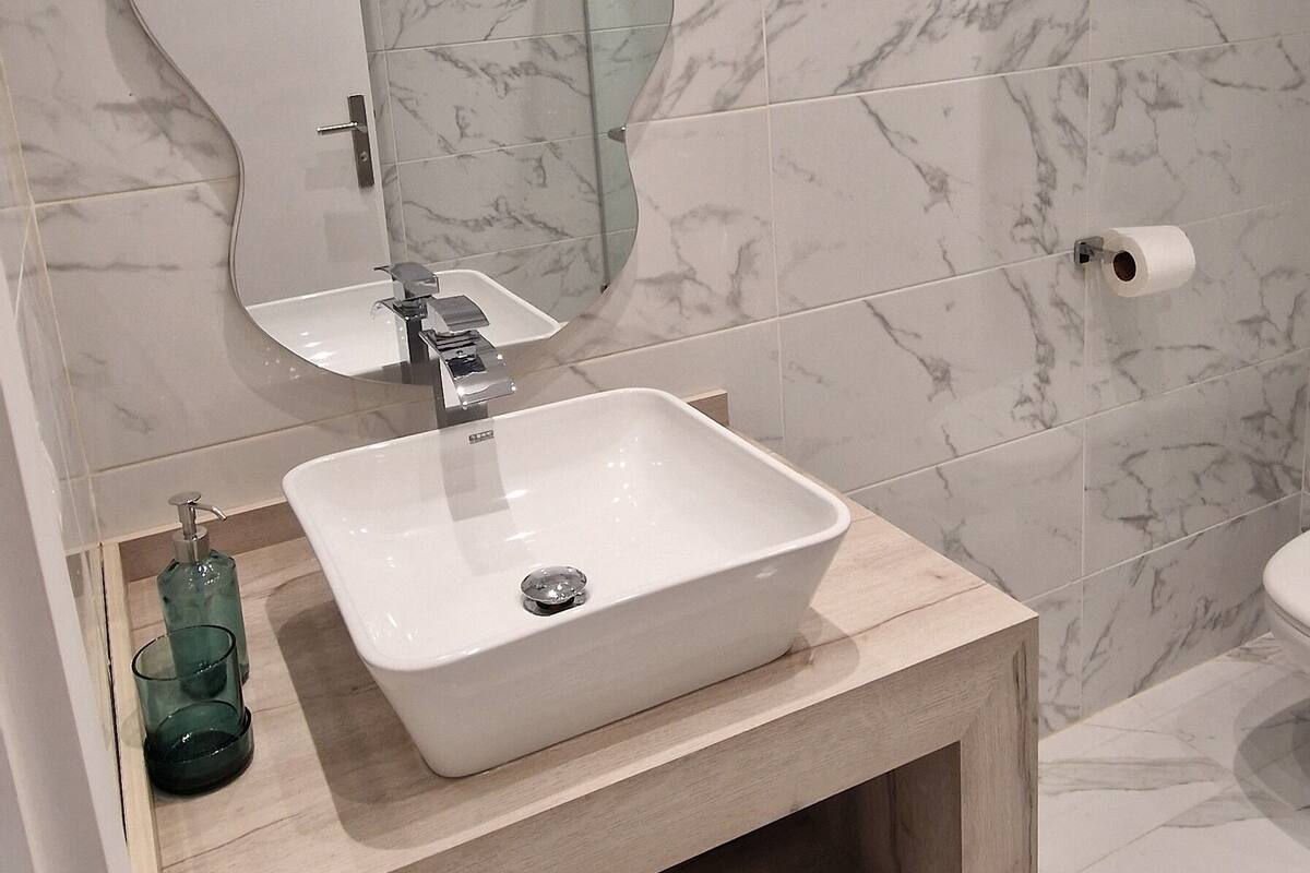 Shower, rainfall showerhead, hair dryer, towels