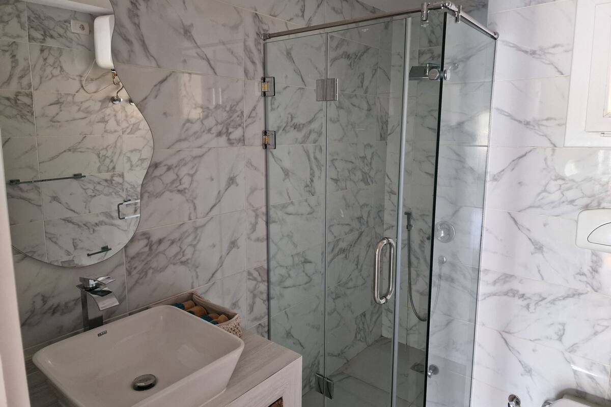 Luxury Apartment, 2 Bedrooms, Pool View | Bathroom | Shower, rainfall showerhead, hair dryer, towels
