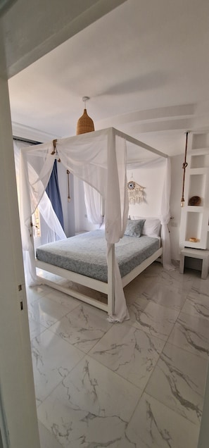 Hypo-allergenic bedding, down comforters, free minibar, blackout drapes