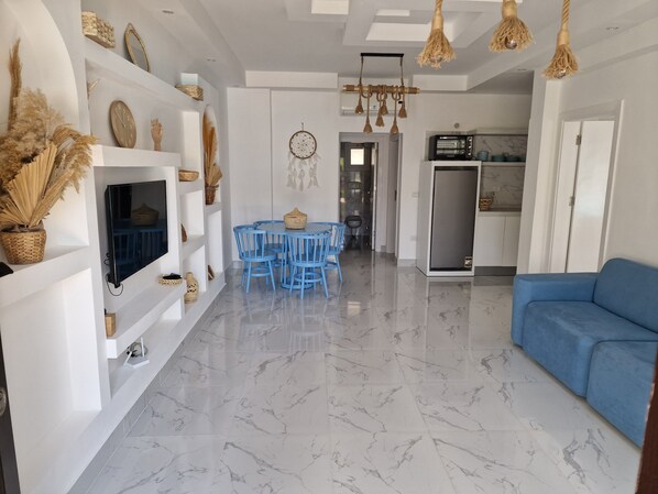Departamento de lujo, 2 habitaciones, vista a la alberca | Área de sala de estar