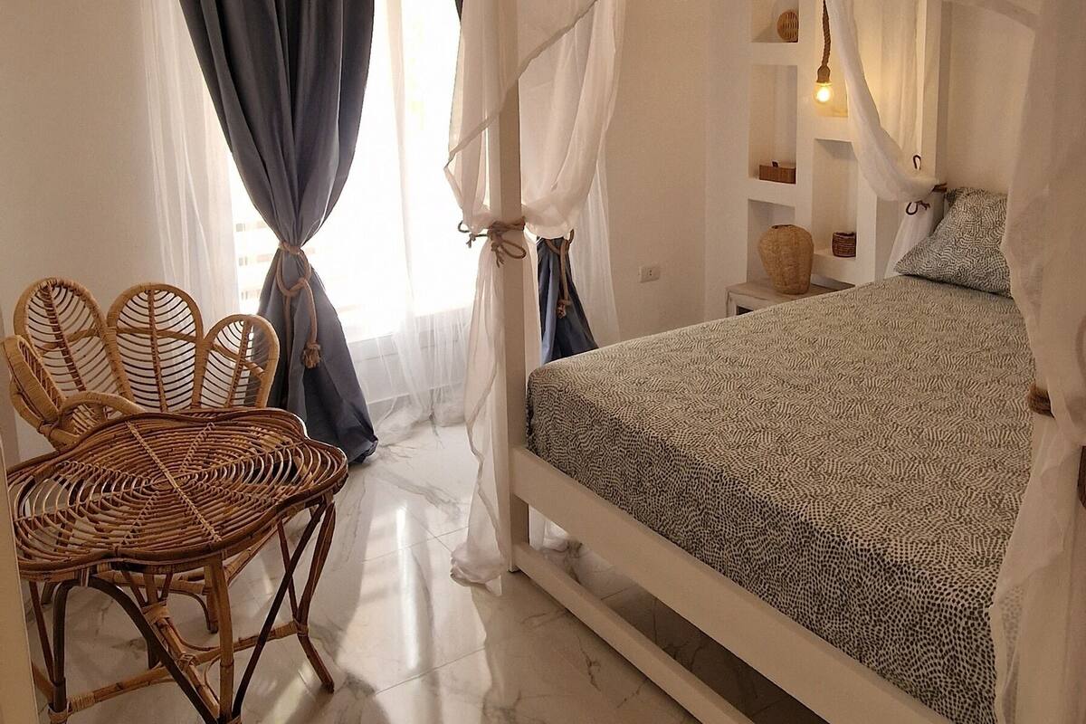 Hypo-allergenic bedding, down duvets, free minibar, blackout curtains