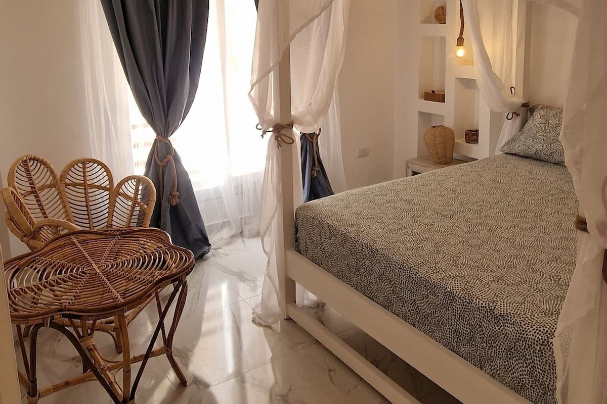 2 kamar tidur, seprai antialergi, selimut bulu angsa, dan minibar gratis
