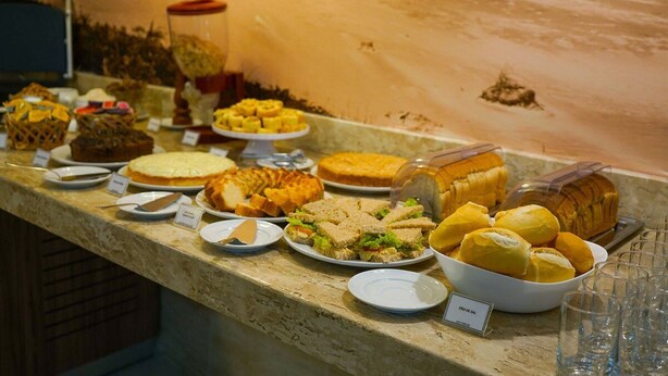 Ein Buffet mit verschiedenen Speisen, darunter Sandwiches, Kuchen und Gebäck.