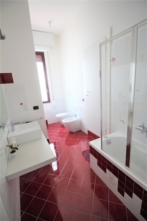 Business Double Room | Bathroom | Hair dryer, towels, soap, shampoo - Mythos bnb (Syracuse)