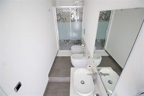 Phòng có tầm nhìn toàn cảnh, 1 phòng ngủ, hút thuốc, quang cảnh công viên | Phòng tắm | Máy sấy tóc, khăn tắm, xà phòng, dầu gội 