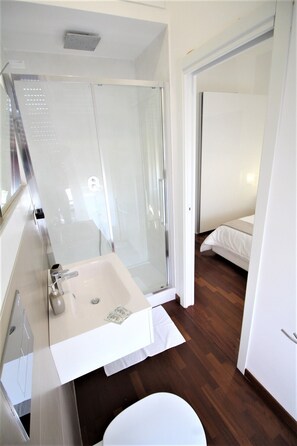 Economy Room | Bathroom