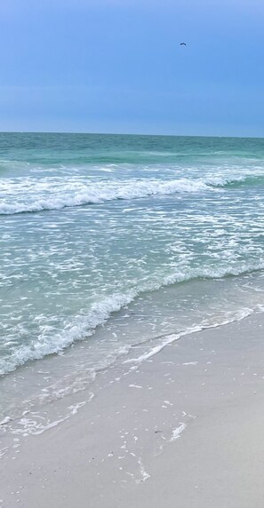 Ein Strand mit sanft rauschenden Wellen.