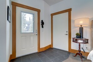 Interior - A Peaceful Mountain Retreat in one of Banff's Most Elegant Homes (Banff)