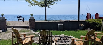 CJs Lakehouse is 1km to Point Pelee. Huge yard, firepit, pets welcome!