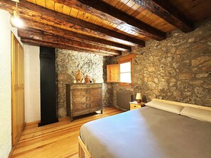 4 bedrooms, desk, travel cot, free WiFi