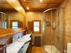 Dusche, Haartrockner, Bidet, Handtücher