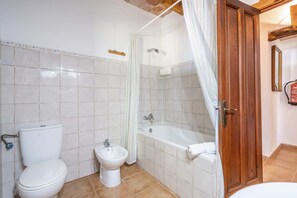 Bathtub, hair dryer, towels - Villa Las Palmeras (Pollensa)