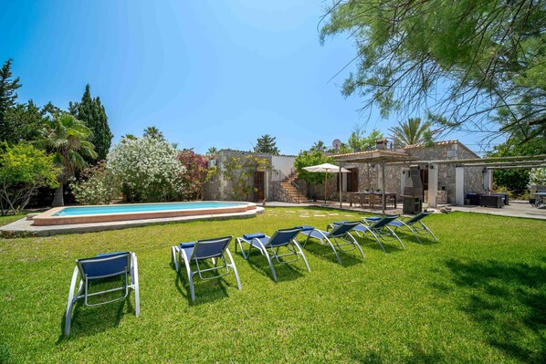 Unclassified image, 1 of 24, button