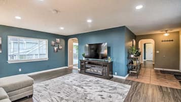 Smart TV, lareira, livros