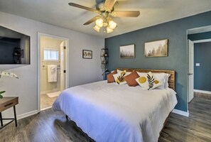 3 bedrooms, desk, iron/ironing board, free WiFi - Spacious, Charming 3 Bedroom 2 bath North End Home (Tacoma)