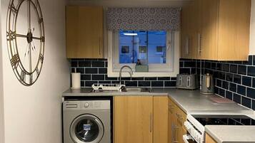 Jääkaappi, mikroaaltouuni, uuni, leivänpaahdin