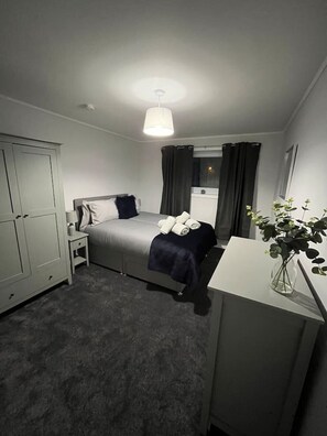 3 bedrooms, iron/ironing board, bed sheets
